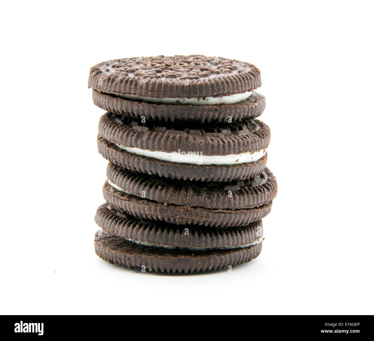 Biscotti al cioccolato con ripieno di panna isolati su sfondo bianco Foto Stock