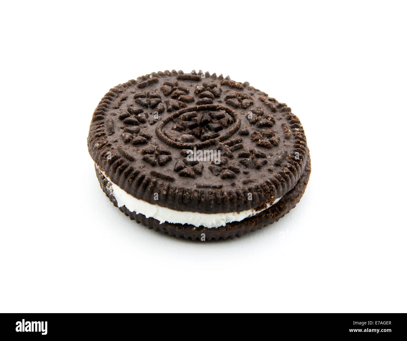 Biscotti al cioccolato con ripieno di panna isolati su sfondo bianco Foto Stock