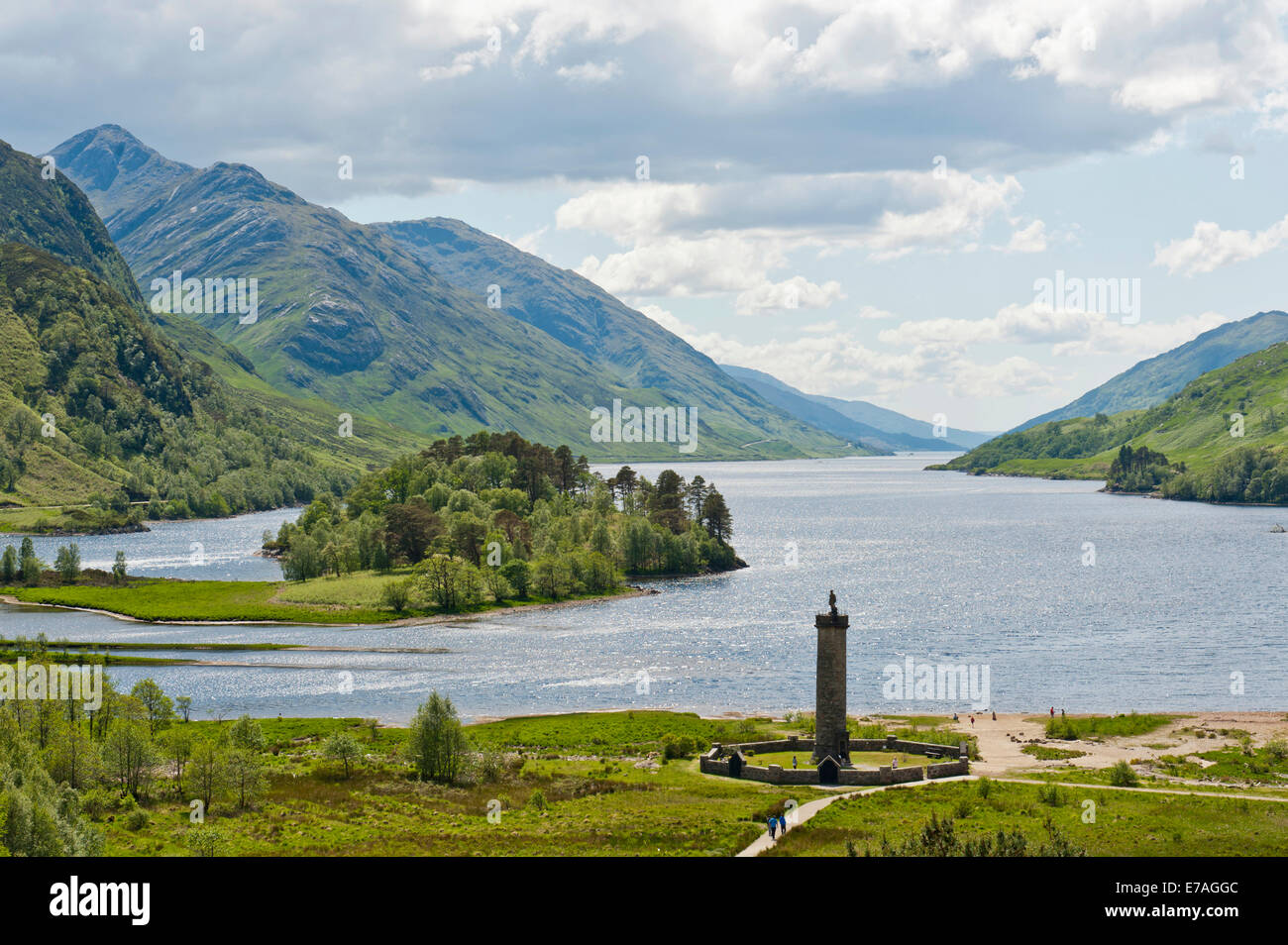 Torre, monumento Glenfinnan sulle rive di Loch Shiel, Glenfinnan, Highlands, Scotland, Regno Unito Foto Stock