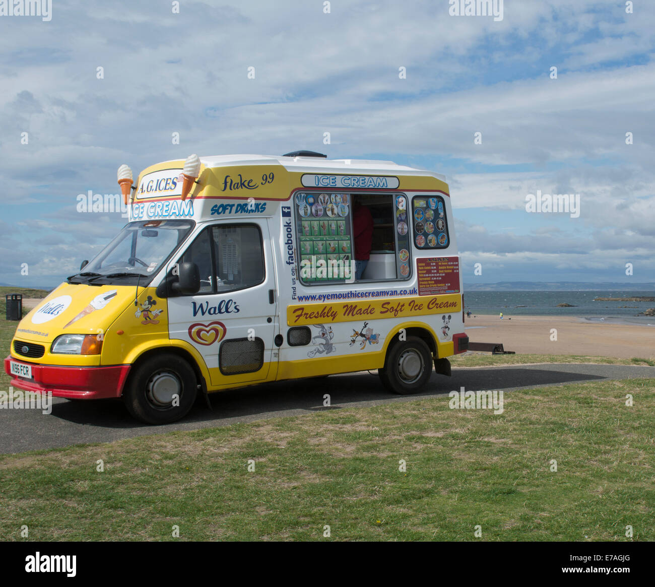 Un gelato van a North Berwick West Bay in un caldo giorno d'estate. Foto Stock
