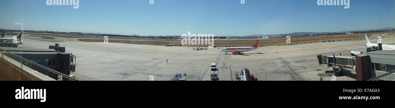 Valencia, Spagna. 11 Settembre, 2014. Un aereo EasyJet presso l'aeroporto di Valencia. EasyJet è una compagnia aerea britannica vettore basato a Londra Luton Airport. È la più grande compagnia aerea del Regno Unito, dal numero di passeggeri trasportati, operanti a livello nazionale e internazionale dei servizi pianificati su oltre 600 rotte in 32 paesi. Foto Stock
