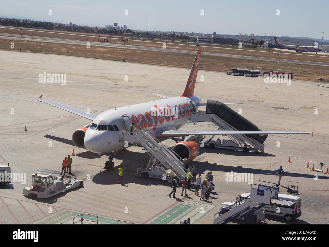 Valencia, Spagna. 11 Settembre, 2014. Un aereo EasyJet presso l'aeroporto di Valencia. EasyJet è una compagnia aerea britannica vettore basato a Londra Luton Airport. È la più grande compagnia aerea del Regno Unito, dal numero di passeggeri trasportati, operanti a livello nazionale e internazionale dei servizi pianificati su oltre 600 rotte in 32 paesi. Foto Stock