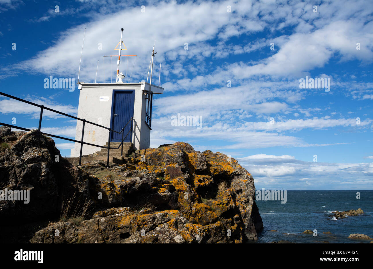 L'ex-vedetta di guardia costiera post sopra il porto a North Berwick, Scozia. Ora utilizzato per yacht e gommoni racing, ha grandi viste della Bass Rock Foto Stock