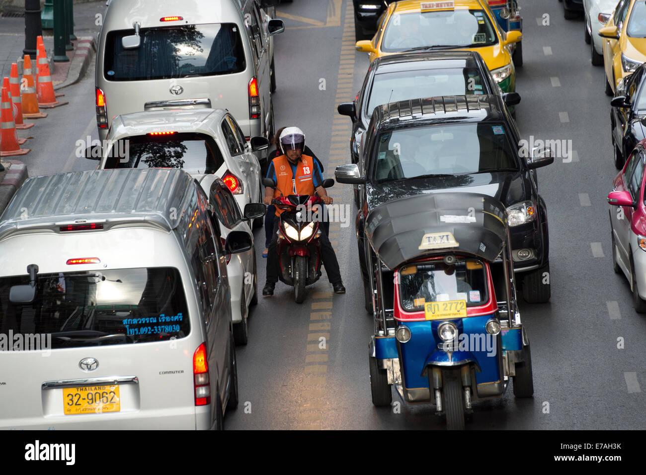 Un motociclo taxi naviga attraverso il traffico a Bangkok, in Thailandia. Foto Stock
