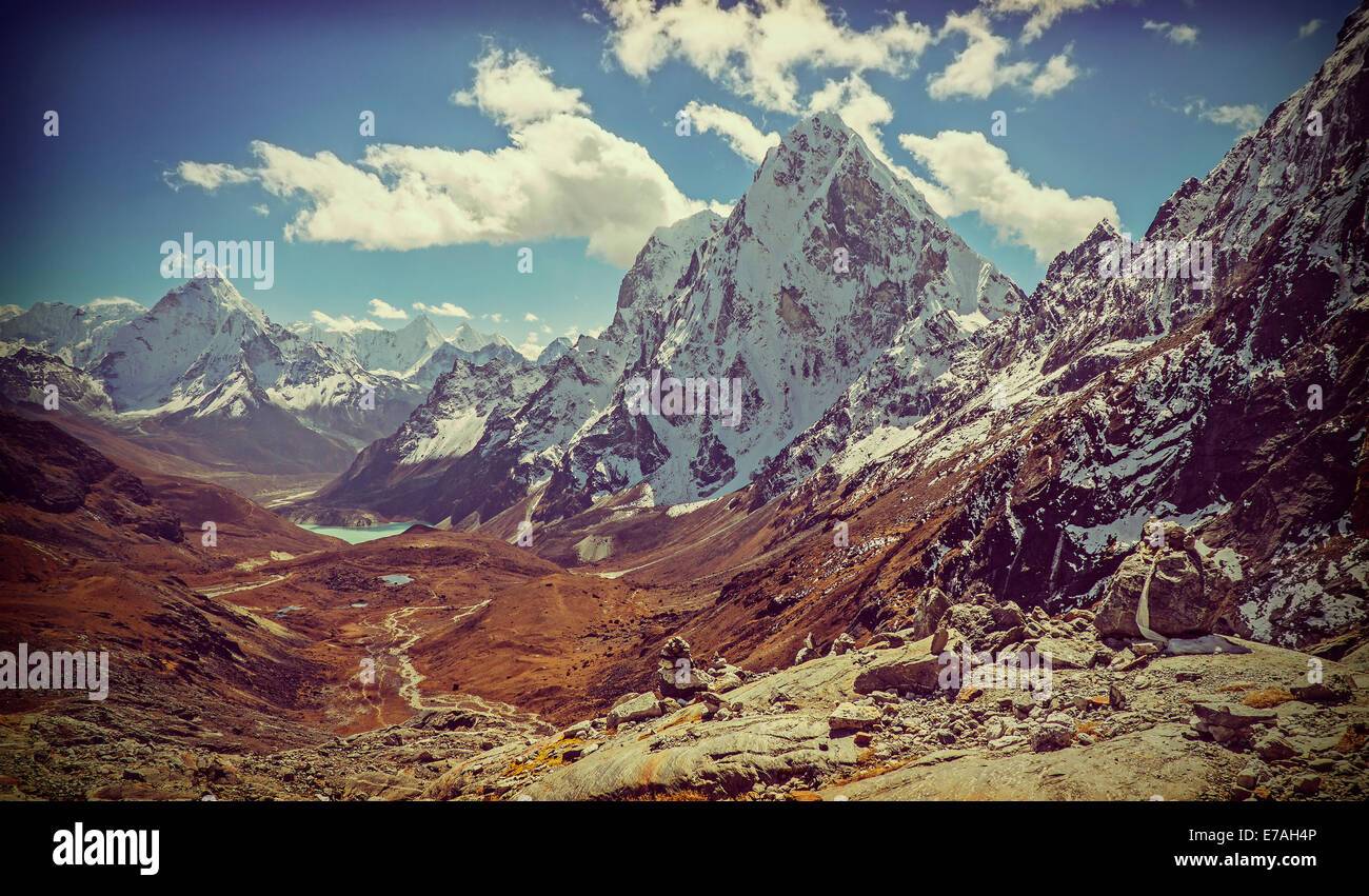 Retro Vintage immagine filtrata del Himalaya Montagne Paesaggio, Nepal. Foto Stock