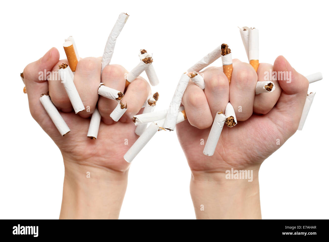 Uomo cercando di smettere di fumare. Rotture di sigaretta in pugno. Immagine concettuale. Close-up. Foto Stock
