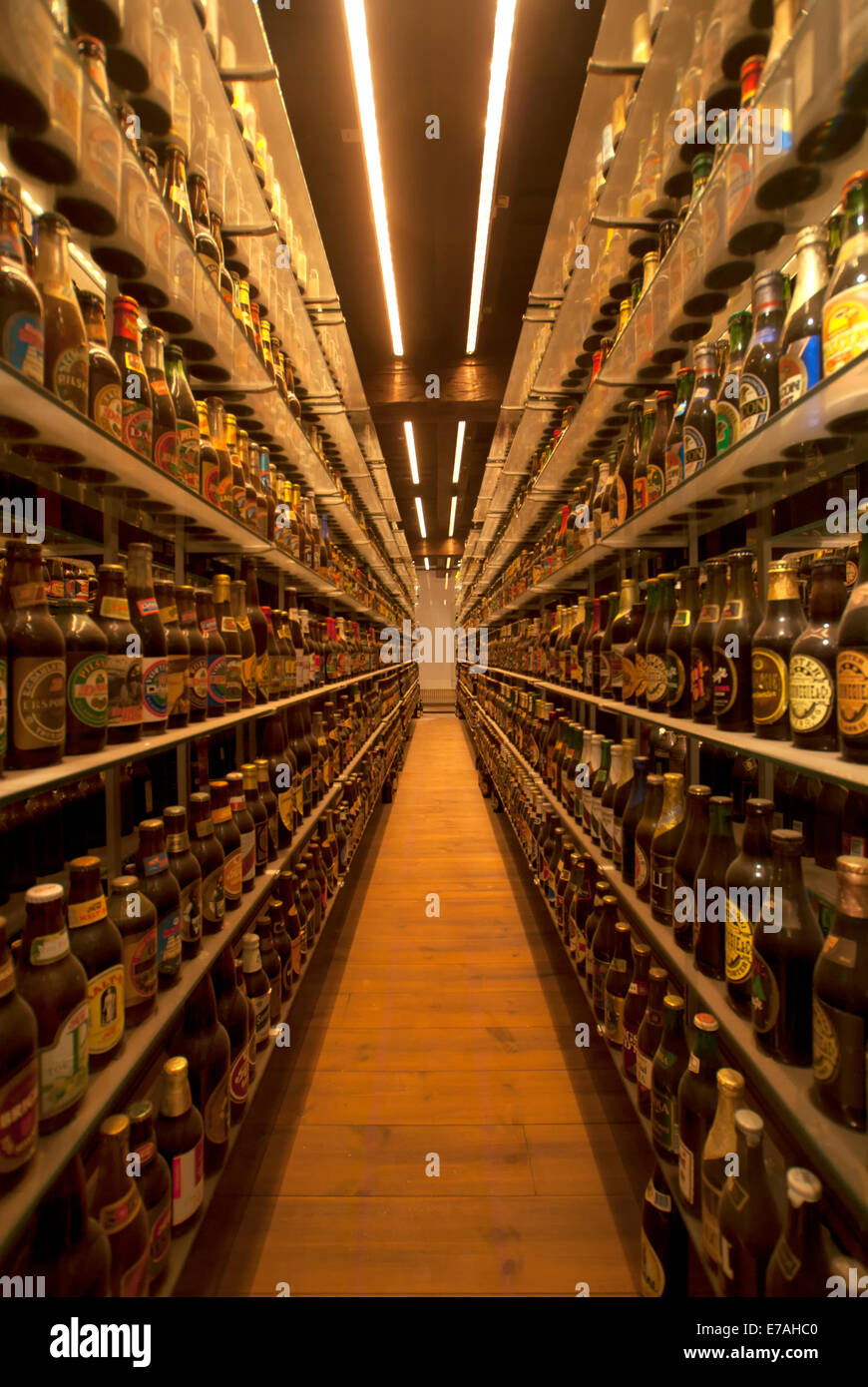 Più grande del mondo di bottiglia di birra insieme al museo Carlsberg Brewery. Foto Stock