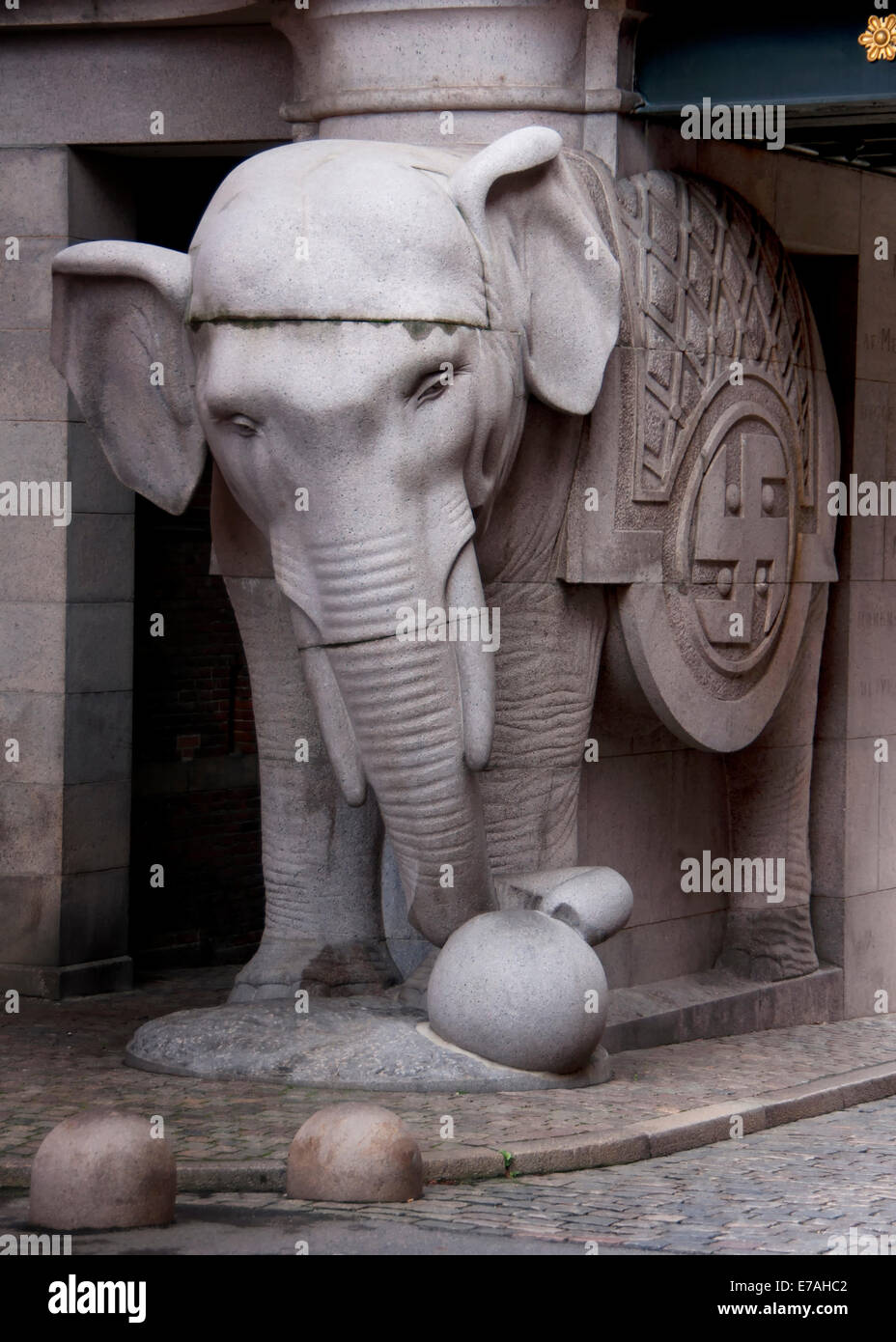 Uno dei due elefanti della porta monumentale a Carlsberg Brewery. Foto Stock