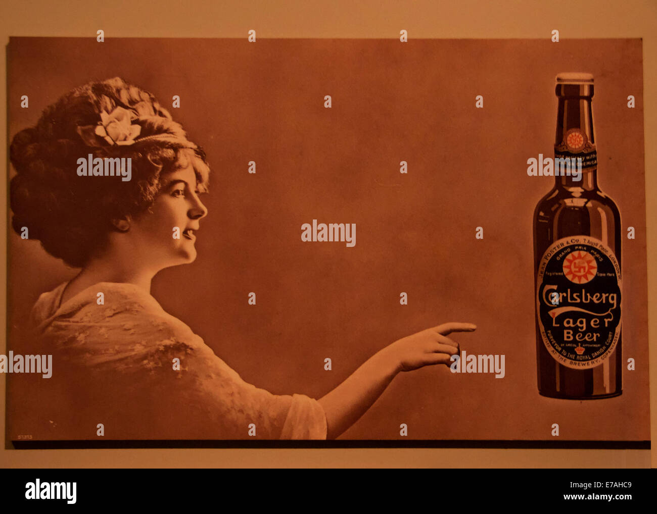 Vecchio seppia poster promuove Carlsberg lager birra. Foto Stock