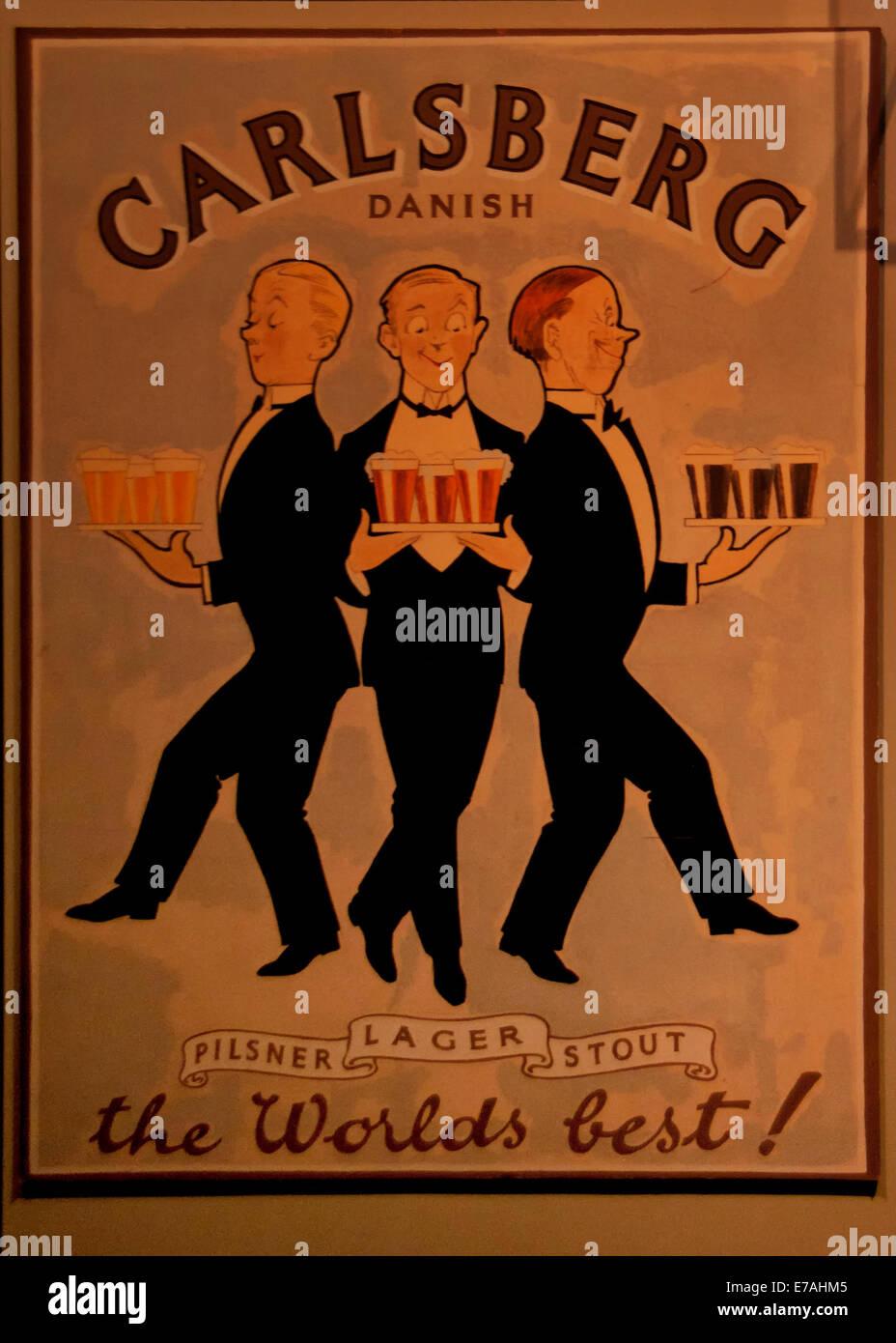 Vecchio poster promuove la Pilsner, il lager e la stout prodotta da Carlsberg. Foto Stock