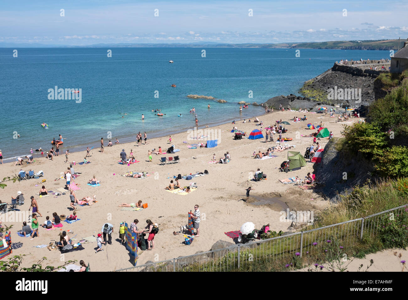 Nuova banchina Galles Estate Tempo occupata Blue Sky vacanza a caldo Foto Stock