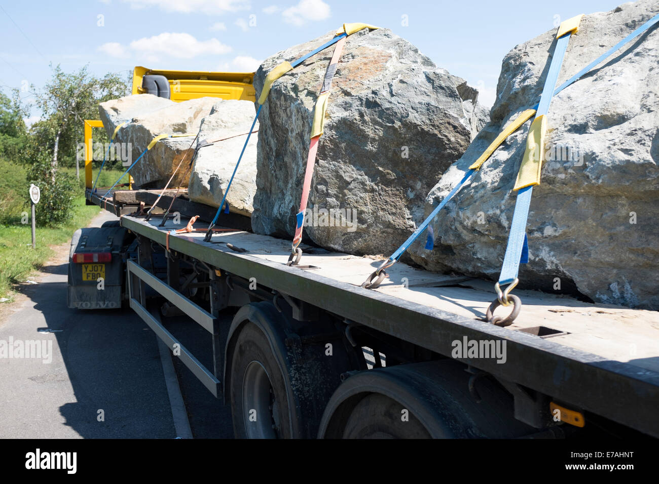 HGV autocarro le rocce enormi massi in grande parte posteriore piatta pesante Foto Stock