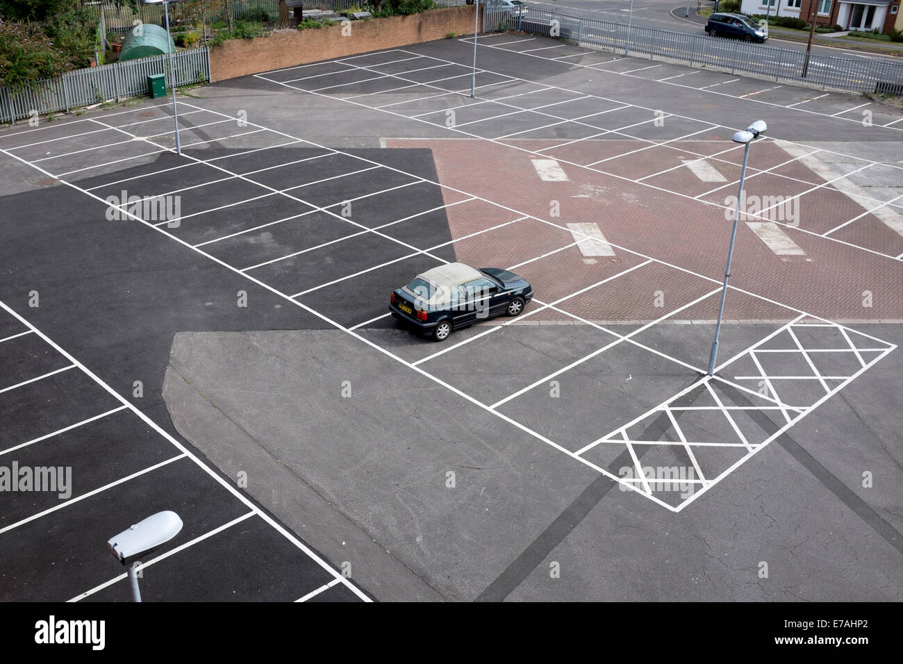 Vuoti urbani Parcheggio auto singolo abbandonato Lonely Foto Stock