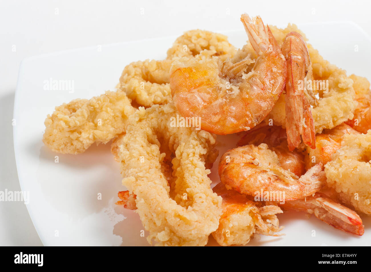 Piatto di pesce fritto, closeup su sfondo bianco Foto Stock