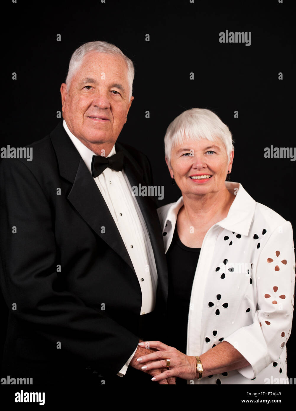 Una felice coppia matura vestito per un black tie event Foto Stock