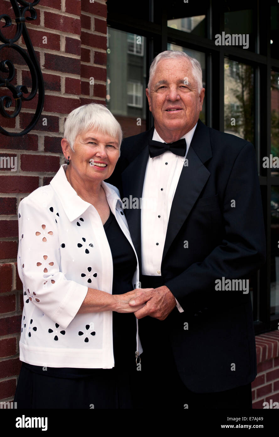 Una felice coppia matura vestito per un black tie event Foto Stock