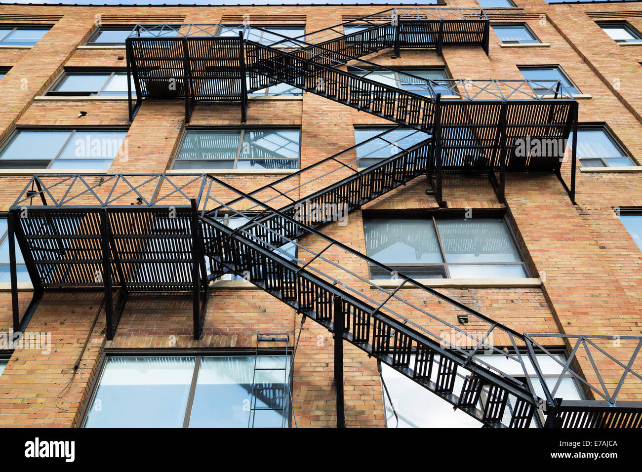 Un basso angolo di vista di un tipico fire escape Foto Stock Un basso angolo di vista di un tipico fire escape Foto Stock