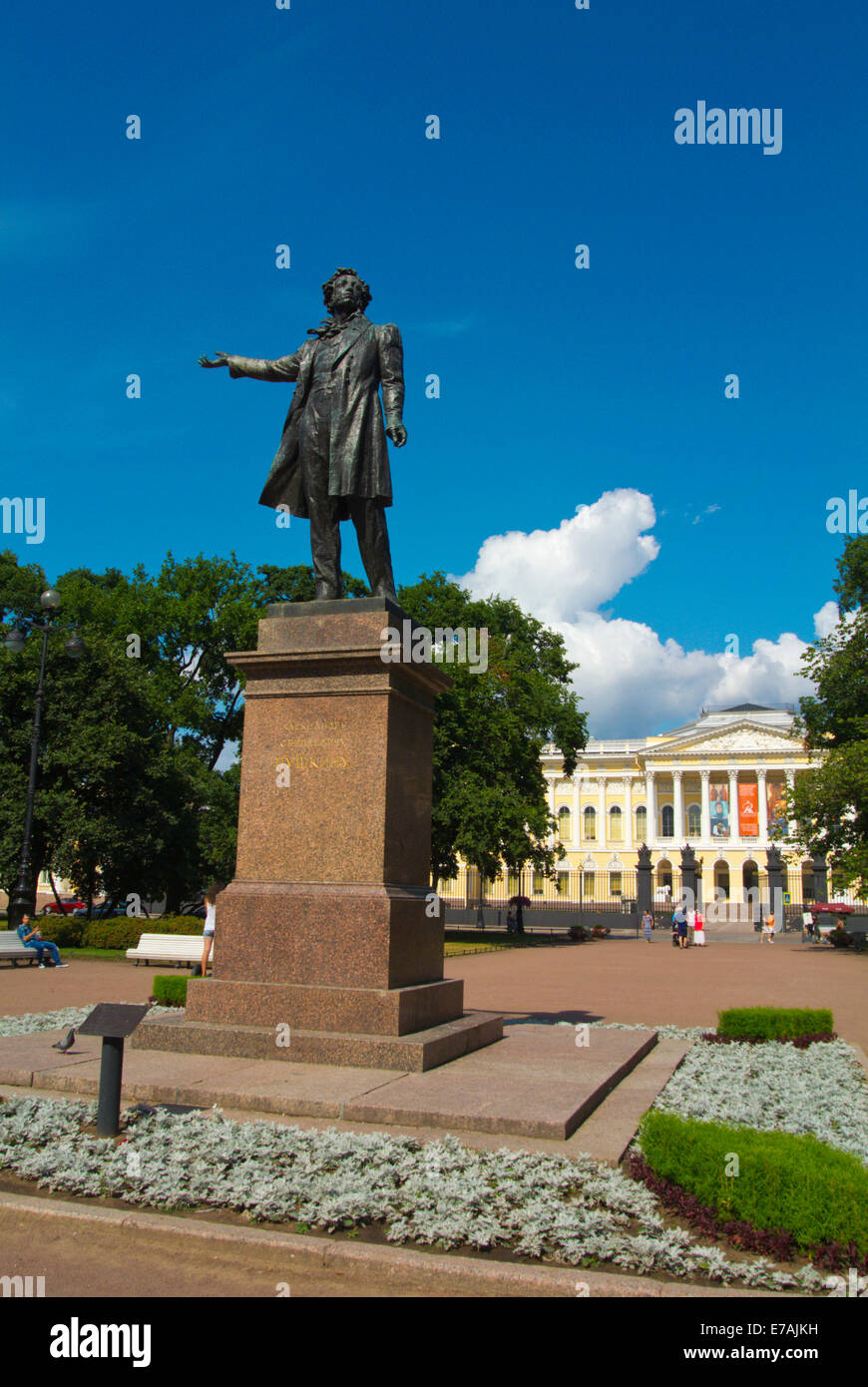 Ploshchad Iskusstv, Tecnica Square, con la statua di Alexander Pushkin e il Museo Russo in background, Central Saint Petersburg Foto Stock