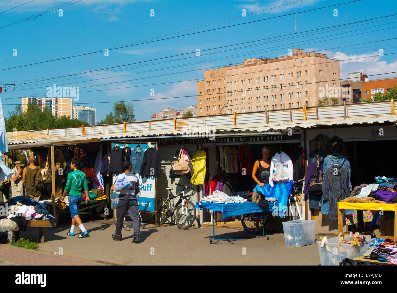 Negozi di abbigliamento, Udelnaya mercato, Udelnaya district, San Pietroburgo, Russia, Europa Foto Stock