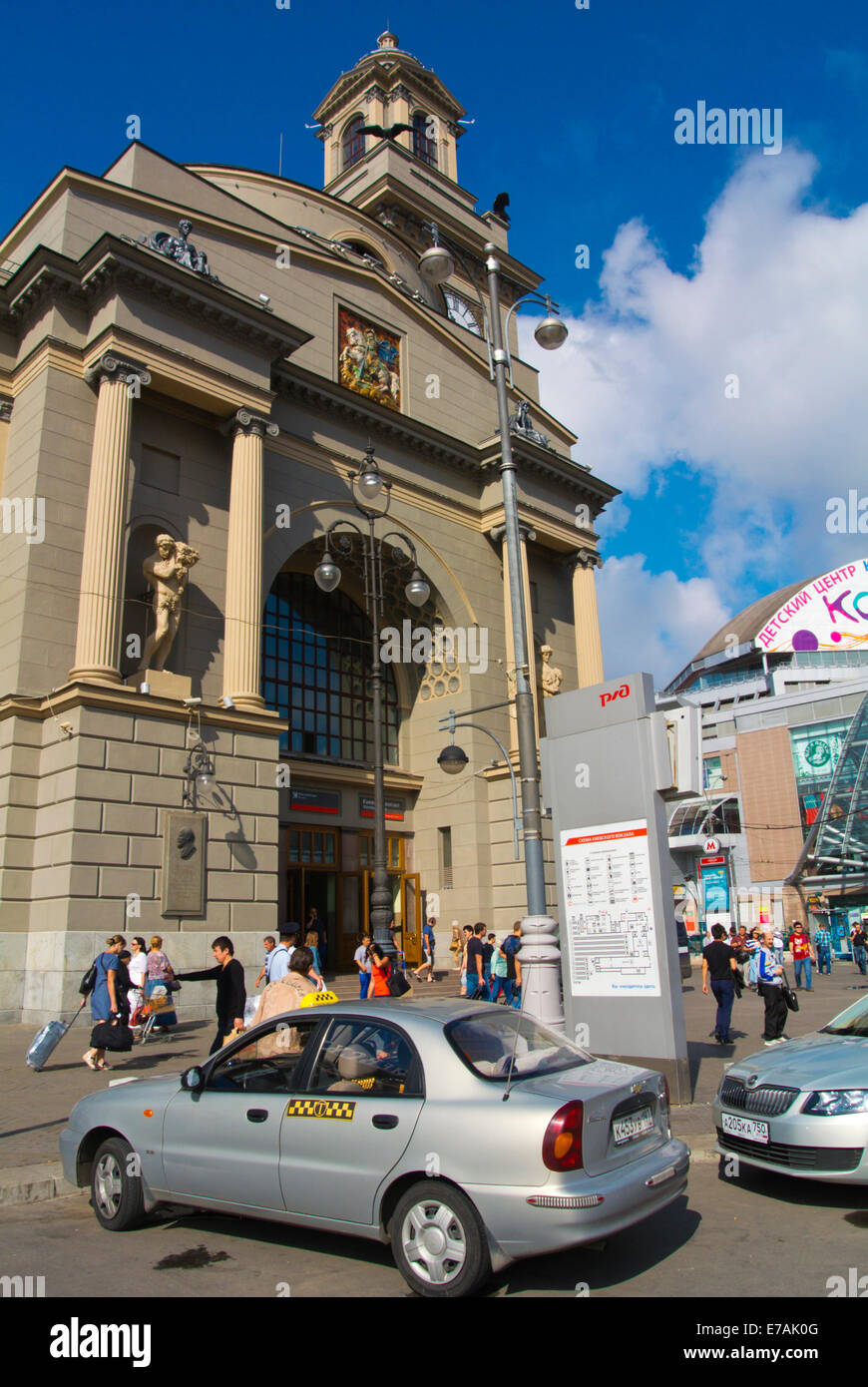 I taxi di fronte Kiev stazione ferroviaria, Mosca, Russia, Europa Foto Stock