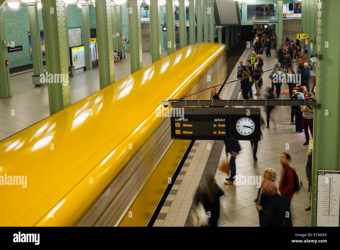 Treno alla piattaforma a Alexanderplatz stazione della metropolitana a Berlino Germania Foto Stock