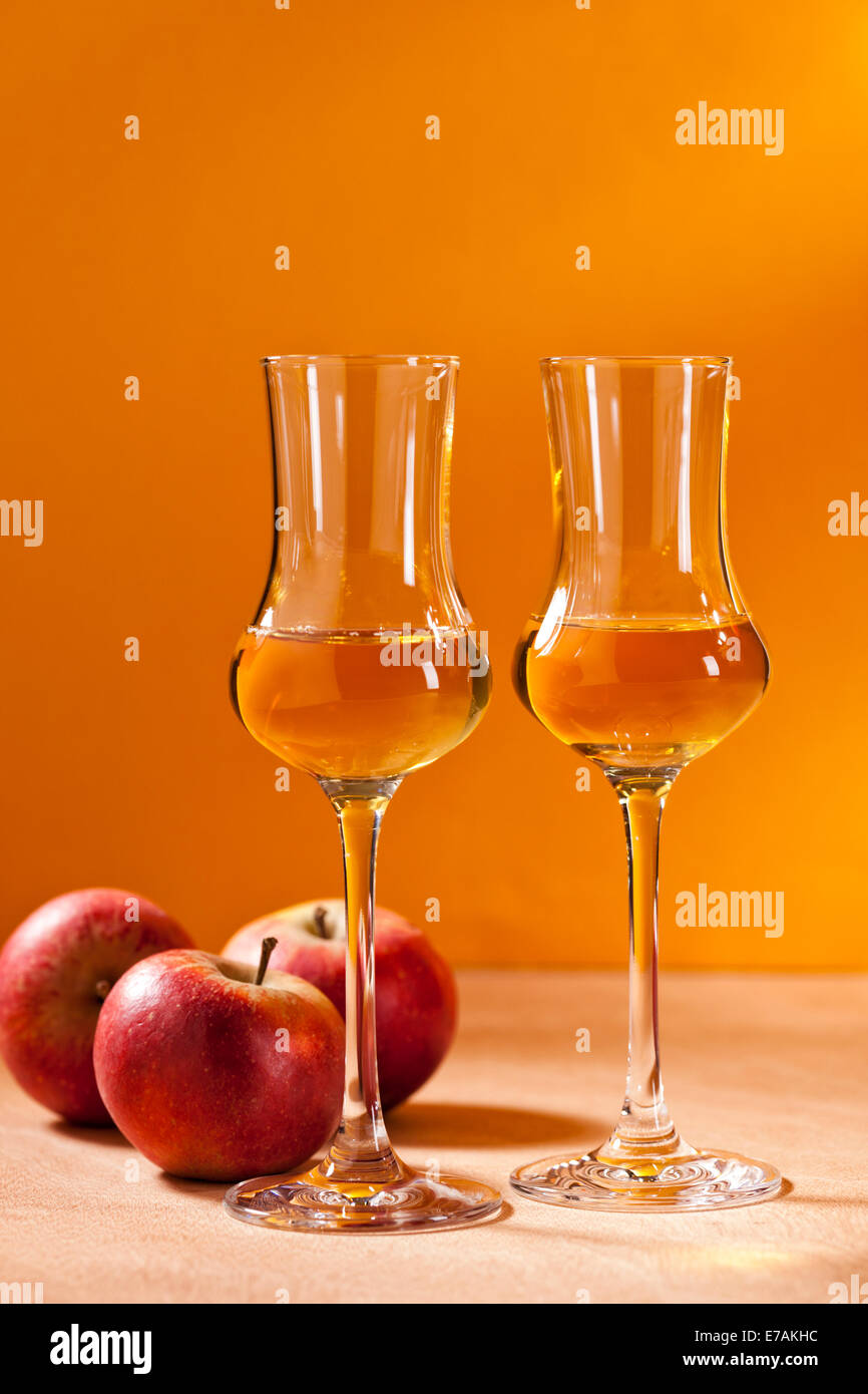 Due bicchieri di Calvados Brandy e mele Foto Stock