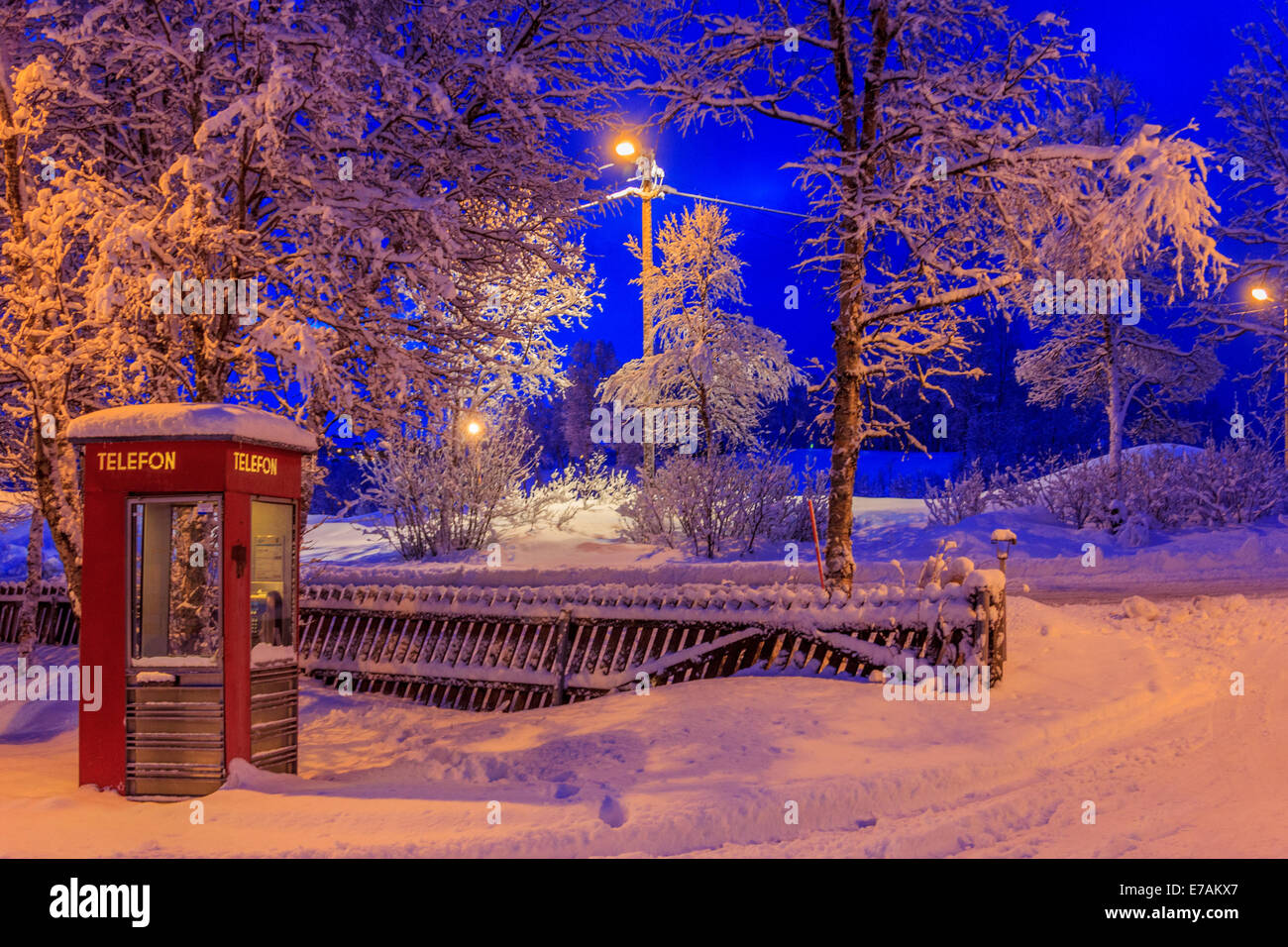 Rosso cabina telefonica in Tromso Foto Stock