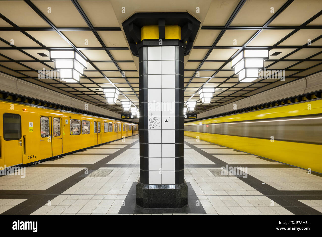 Piattaforma di Paracelsus-Bad stazione della metropolitana a Berlino Germania Foto Stock