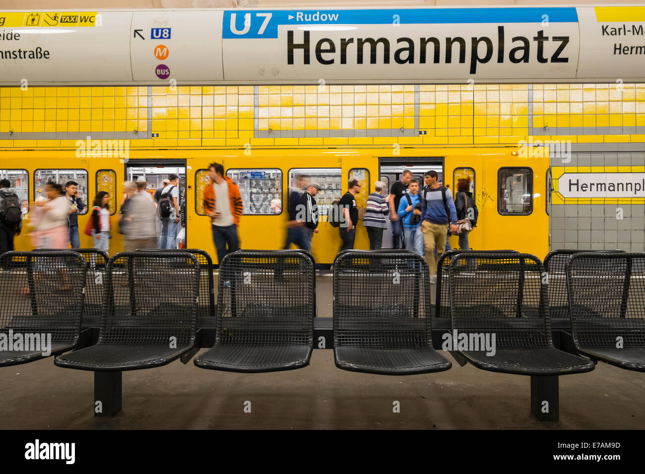 Treno alla piattaforma a Hermannplatz stazione della metropolitana a Berlino Germania Foto Stock