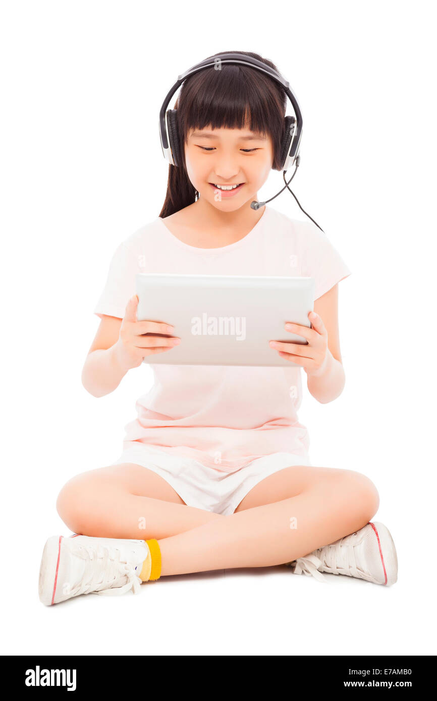 Udienza bambina tenendo un tablet con auricolare.isolati su sfondo bianco Foto Stock