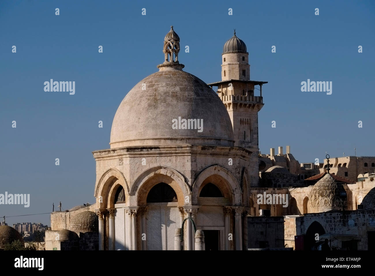 Vista del Minareto di Bab al-Silsila attraverso la cupola dell'Ascensione (Qubat ul-M'araj), costruita per commemorare l'ascensione del profeta Muhammad al cielo, costruita in stile Frankish situato nella piattaforma centrale del Monte del Tempio conosciuto ai musulmani come Haram esh-Sharif nella città vecchia di Gerusalemme Est Israele Foto Stock