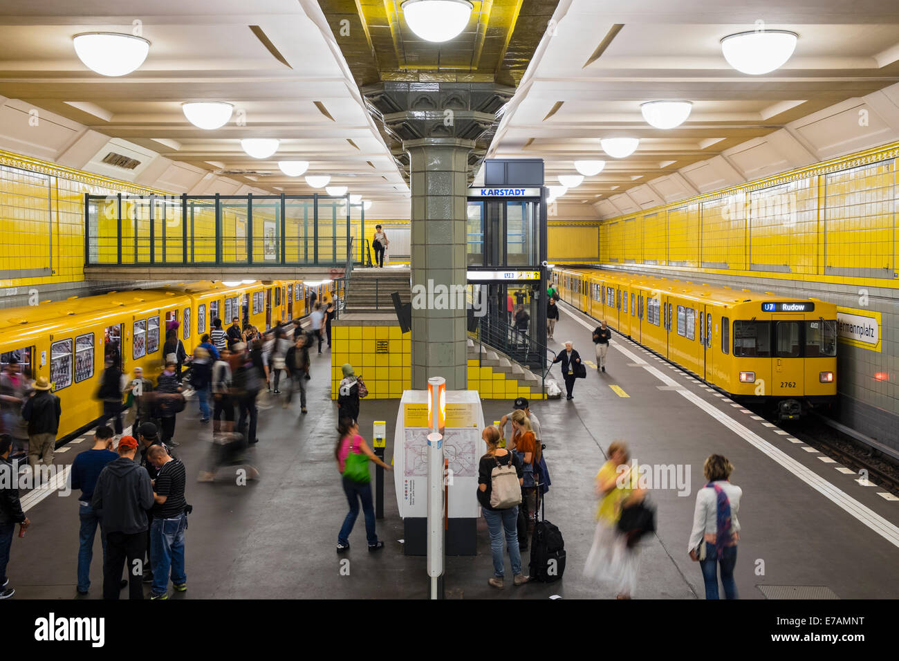 Treno alla piattaforma a Hermannplatz stazione della metropolitana a Berlino Germania Foto Stock