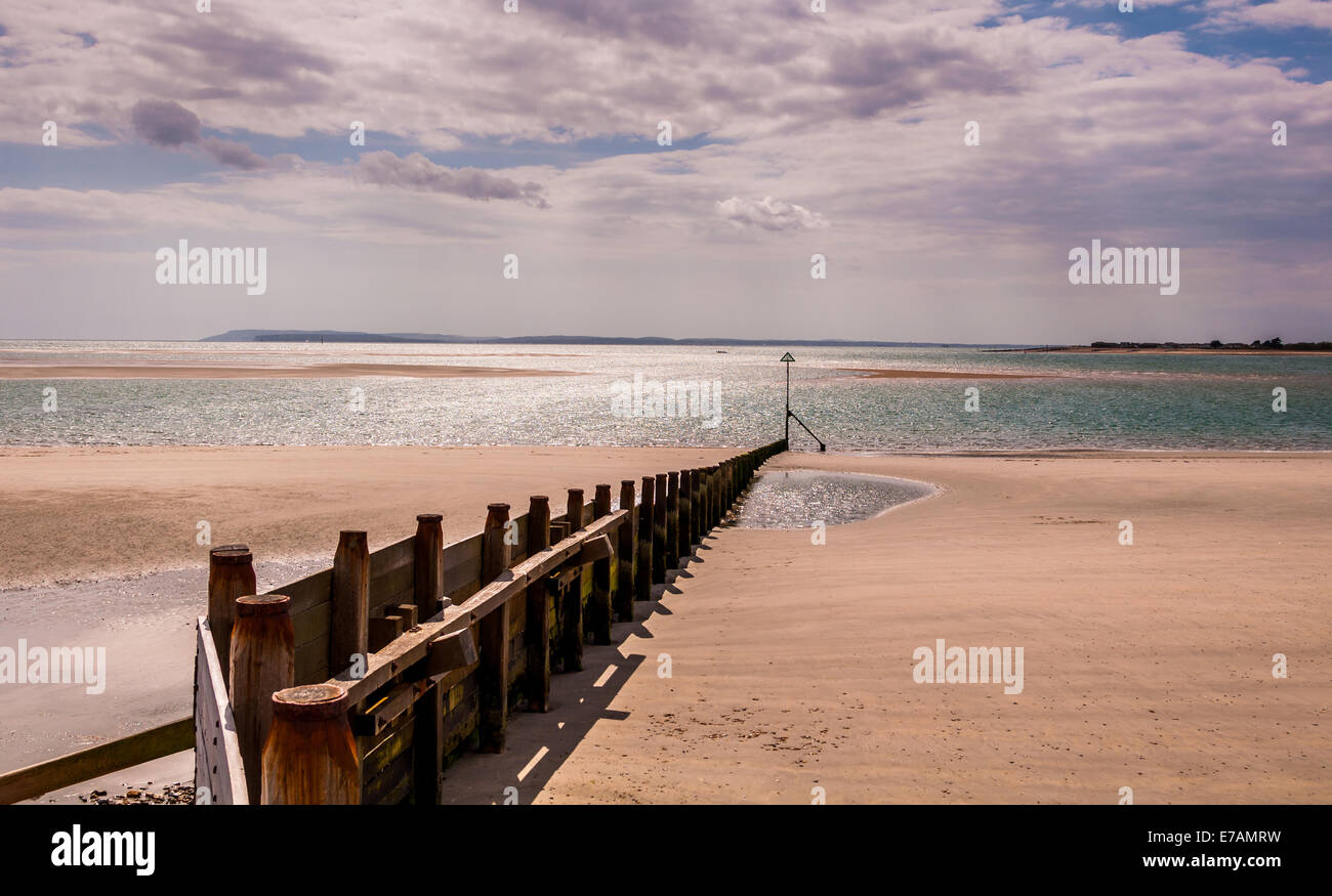 La spiaggia di sabbia e i pennelli di legno a West Wittering Chichester West Sussex East England Regno Unito. Foto Stock