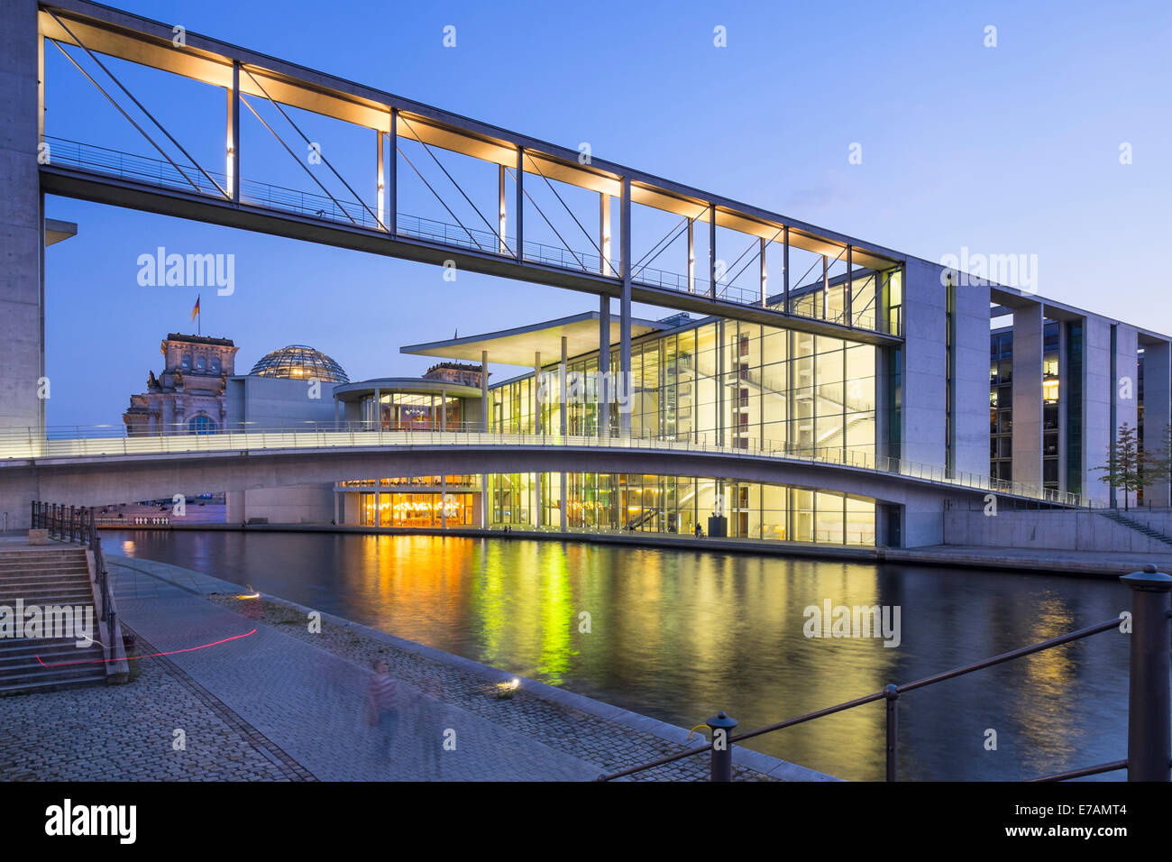 Gli edifici del governo Paolo Loebe haus parte del Bundestag a Regierungsviertel (quartiere governativo) accanto al fiume Sprea nel centro Foto Stock