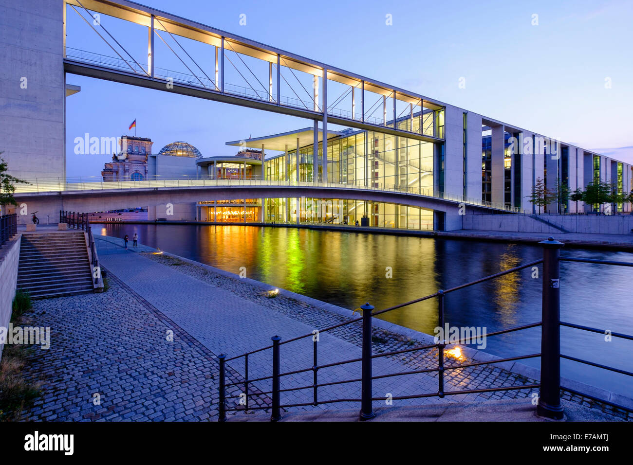 Gli edifici del governo Paolo Loebe haus parte del Bundestag a Regierungsviertel (quartiere governativo) accanto al fiume Sprea nel centro Foto Stock