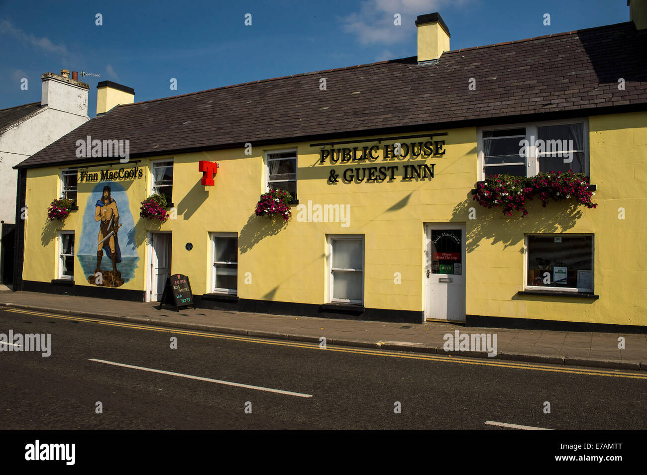 Esterno di Finn MacCool's Irish pub, Bushmills, County Antrim, Irlanda del Nord. Foto Stock
