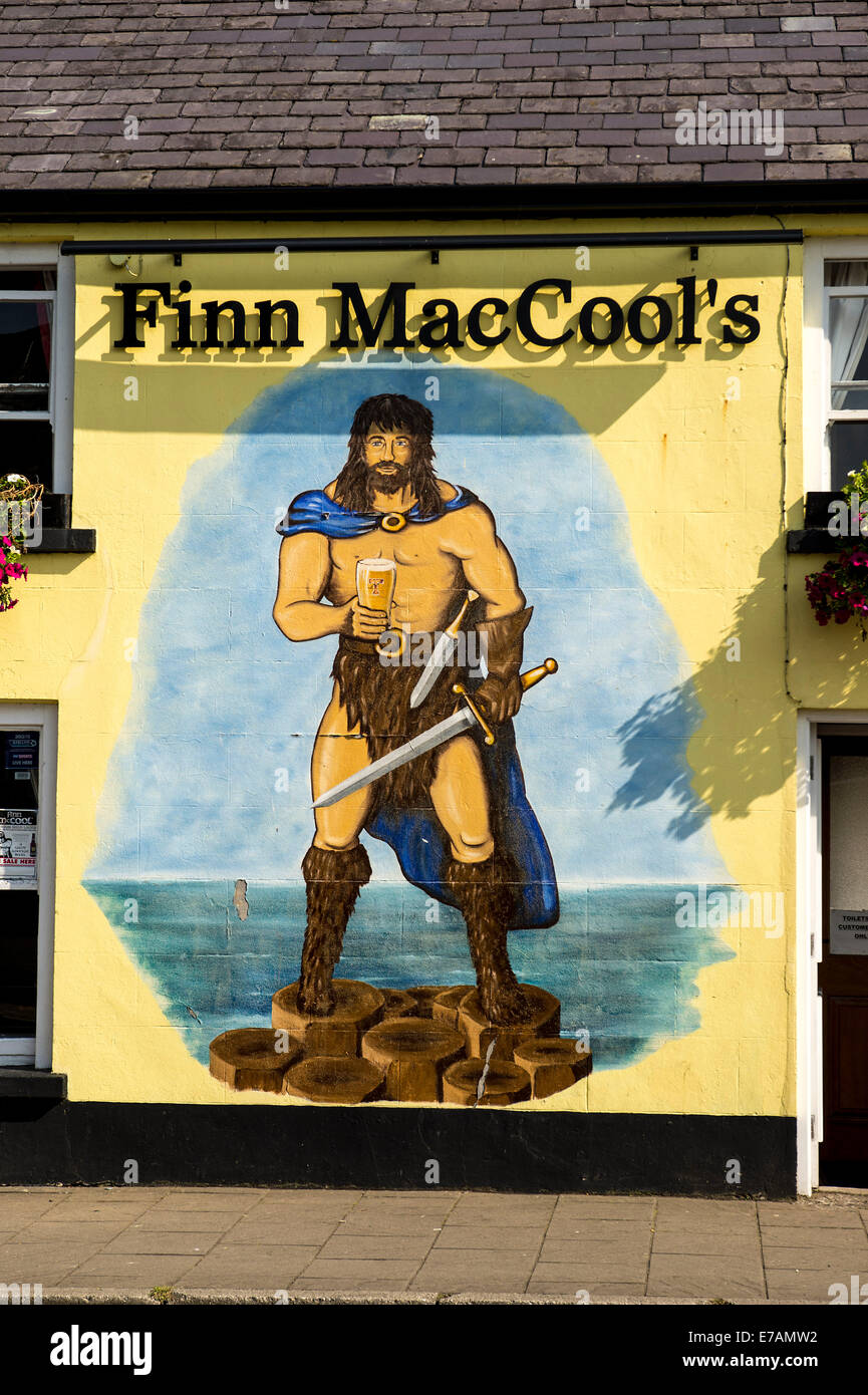 Esterno di Finn MacCool's Irish pub, Bushmills, County Antrim, Irlanda del Nord. Foto Stock