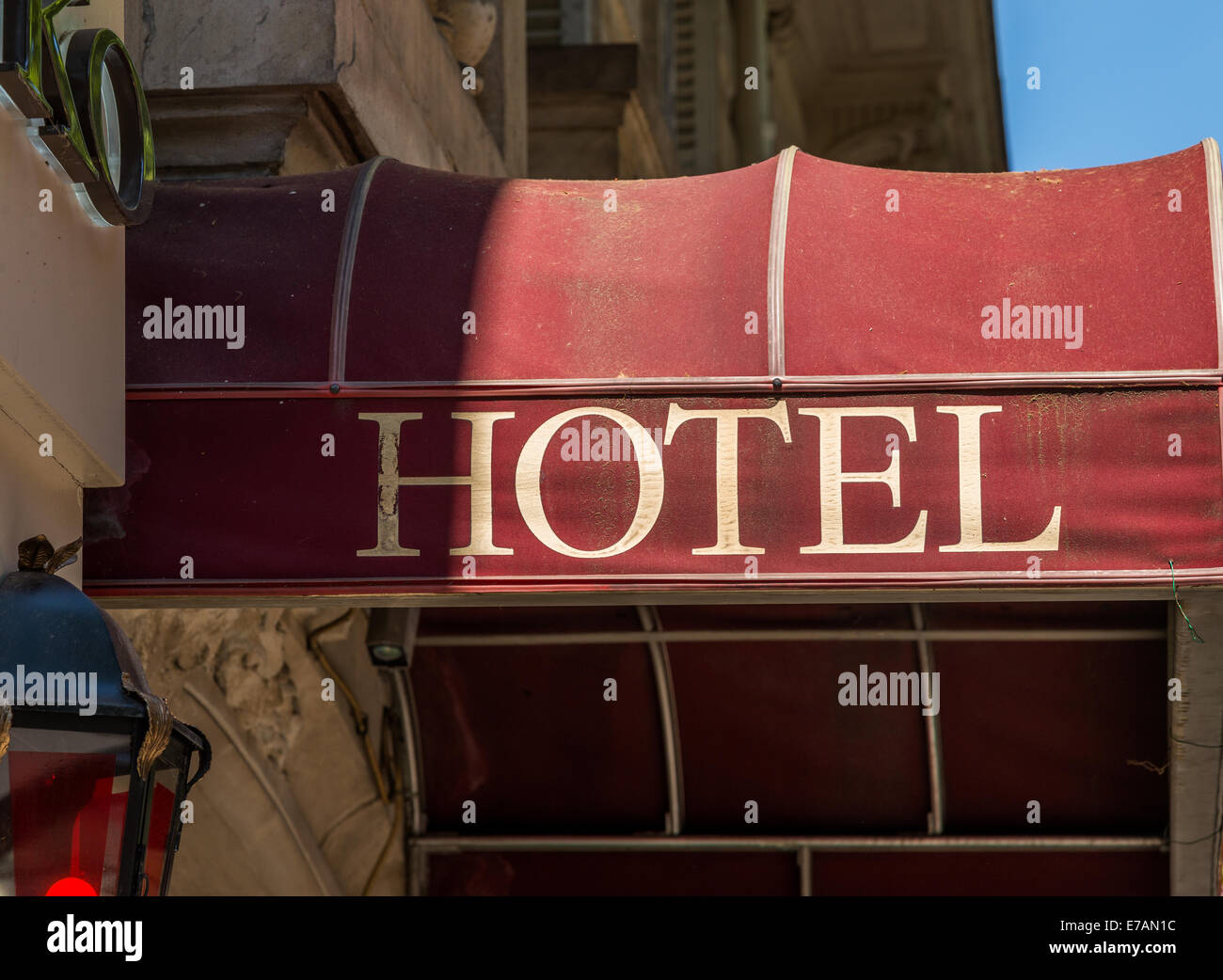 Un hotel segno su un baldacchino rosso in Parigi Francia. Foto Stock