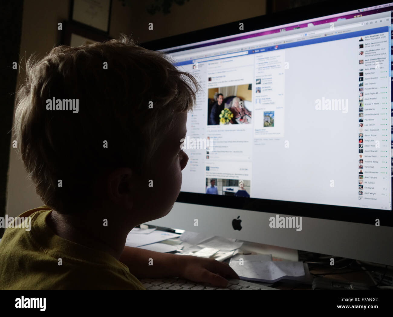 Bambini Bambino guardando Facebook sul computer di casa i social media Regno Unito Foto Stock