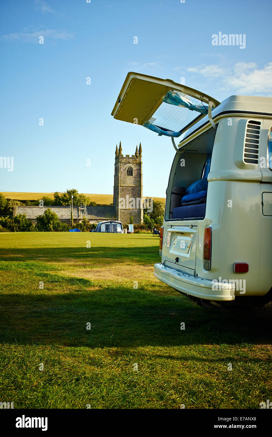Un classico VW camper van camping nelle zone rurali campagna inglese. Foto Stock