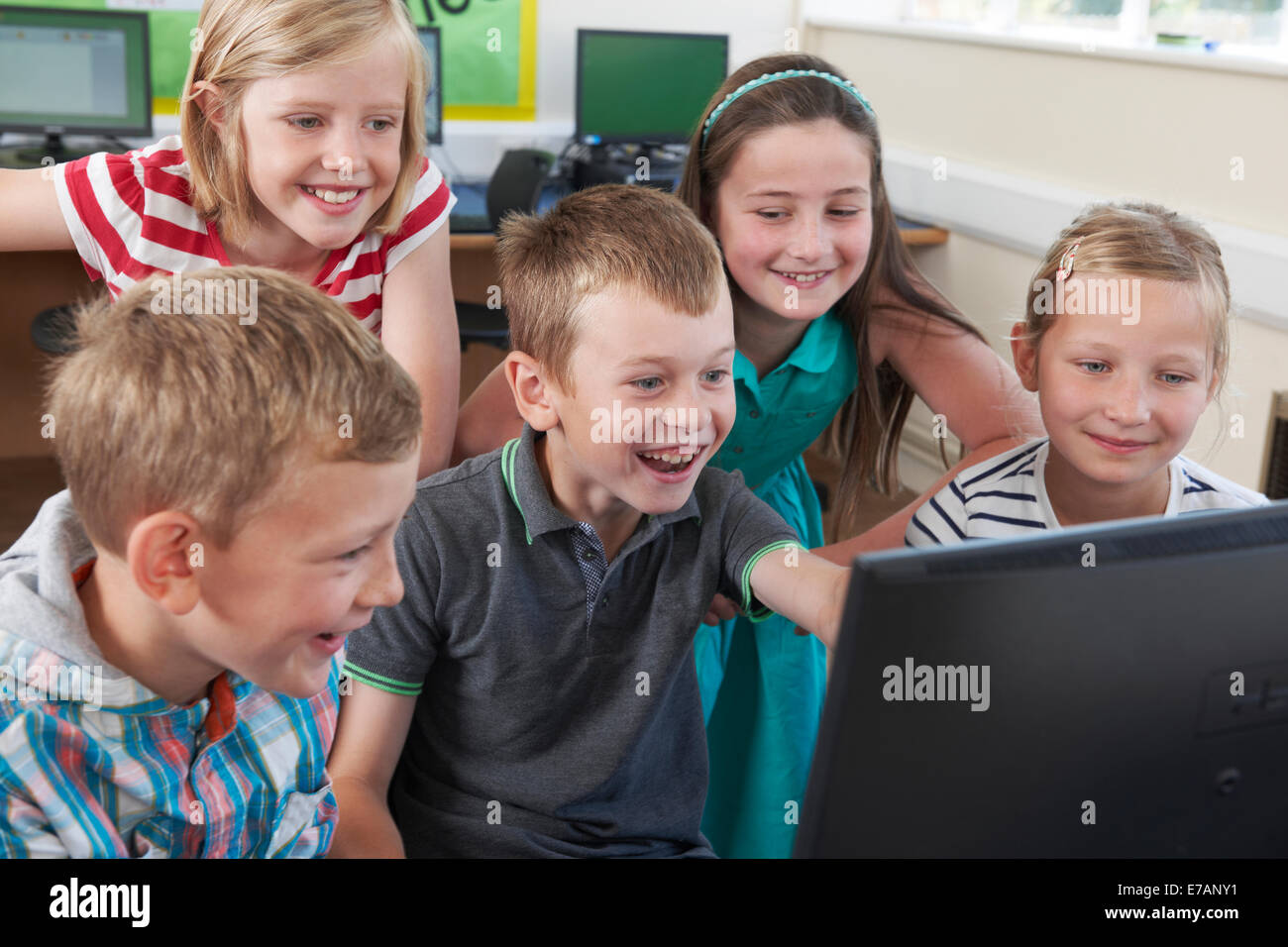 Gruppo di alunni elementari in Classe Computer Foto Stock