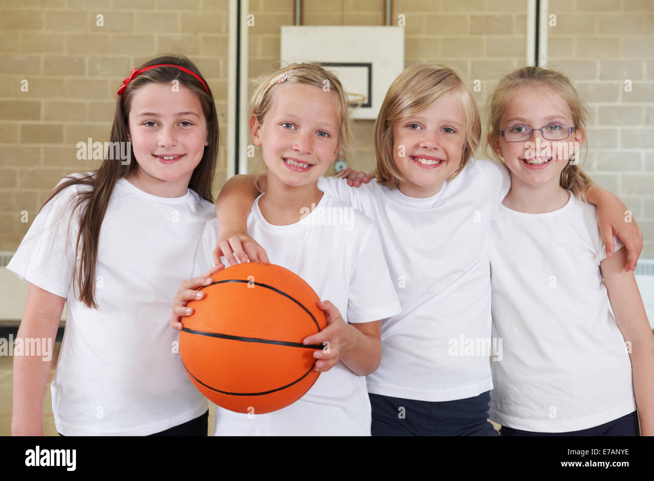 Scuola femminile sport di squadra in palestra con basket Foto Stock