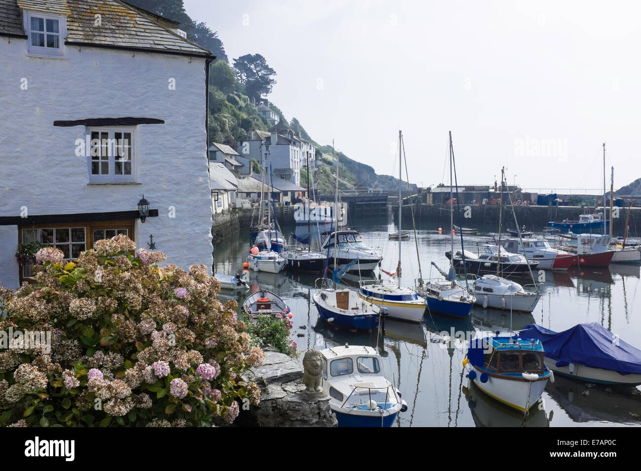 Case di pescatori e barche da pesca nello storico villaggio di pescatori di Polperro, Cornwall Foto Stock