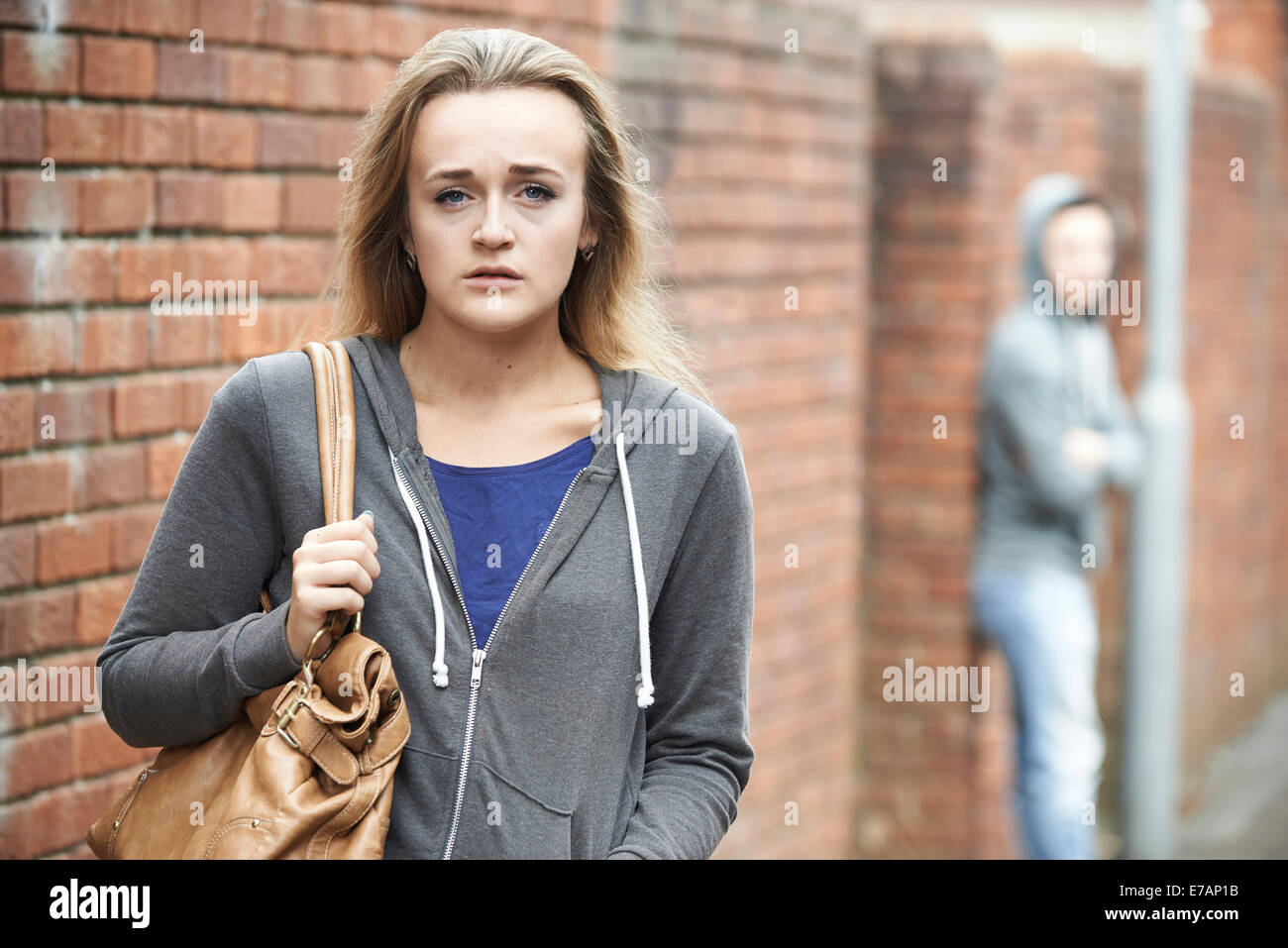 Ragazza adolescente intimiditi come Lei cammina Home Foto Stock