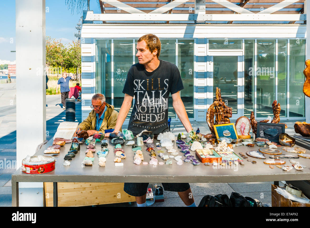 Mosca, Russia. Giovedì 7 Settembre 11, 2014. Vendita di arte di Mosca Museon park. La città di Mosca ha creato la cosiddetta struttura di vernissage, dove l'artista può vendere le loro belle arti all'aria aperta a Mosca Museon parco delle arti. Un uomo non identificato vende articoli di minerali. Articoli in legno sono anche in vendita. Credito: Alex Immagini/Alamy Live News Foto Stock