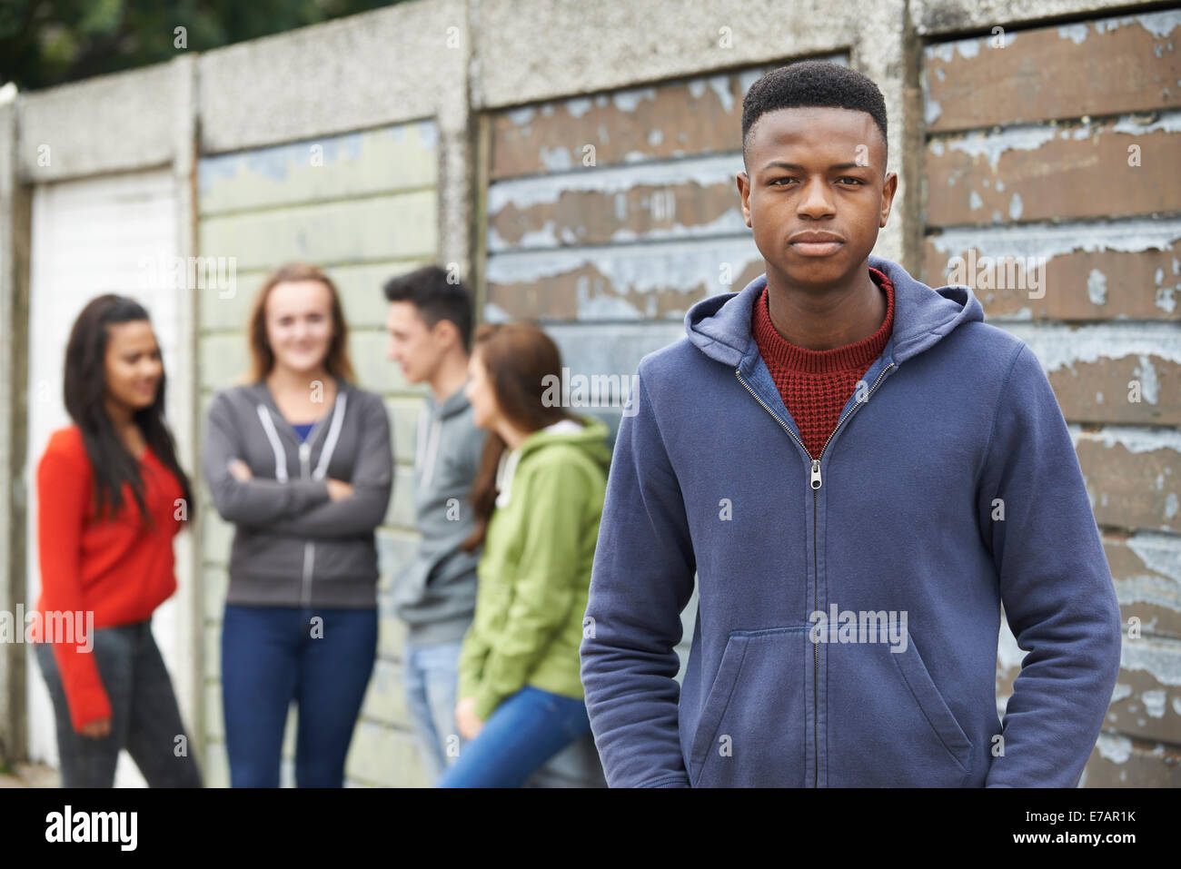 Pista di adolescenti appendere fuori in ambiente urbano Foto Stock