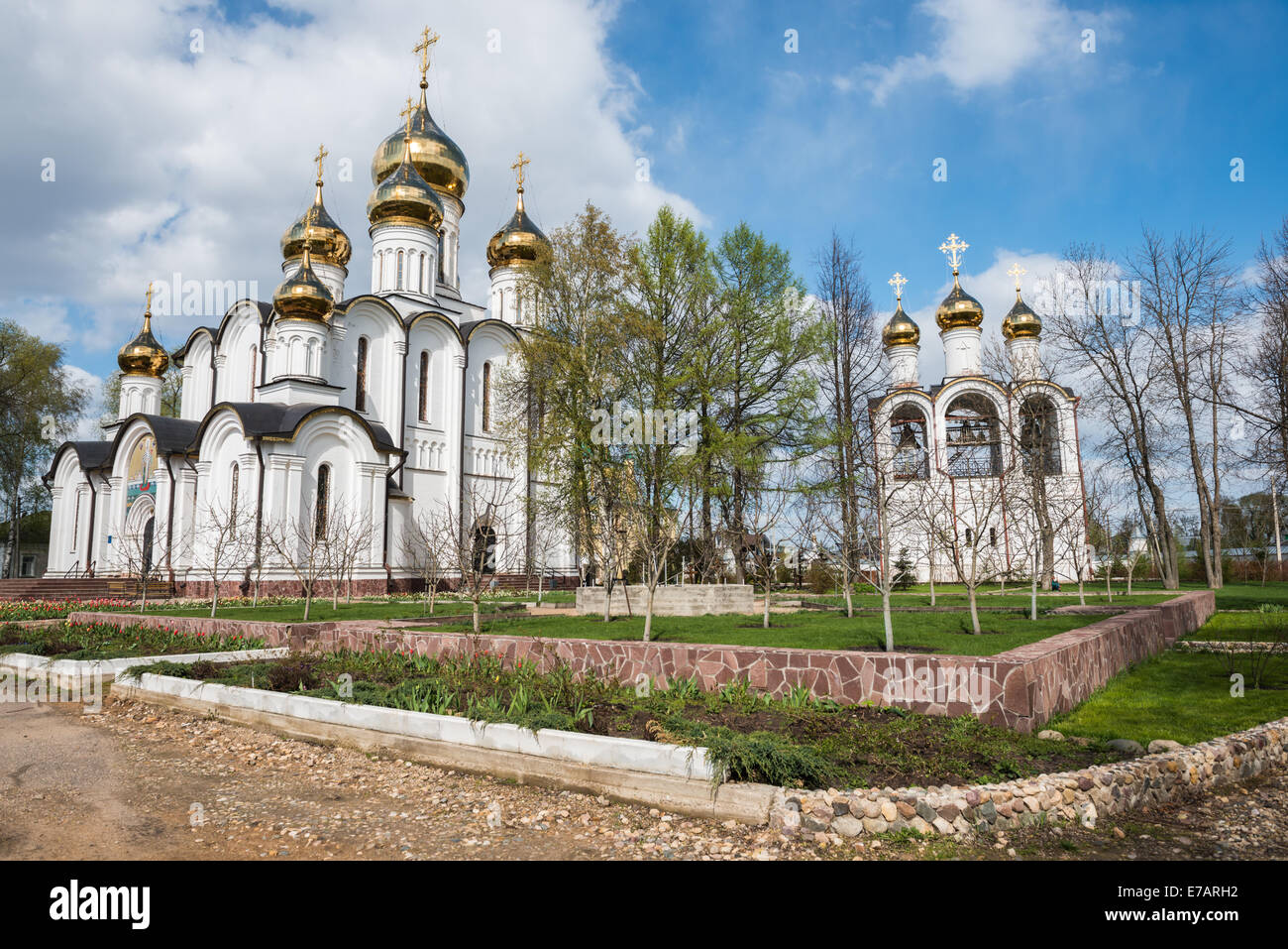 Saint Nicholas (Nikolsky) monastero dal giardino di primavera viewpoint. Pereslavl-Zalessky, Russia Foto Stock