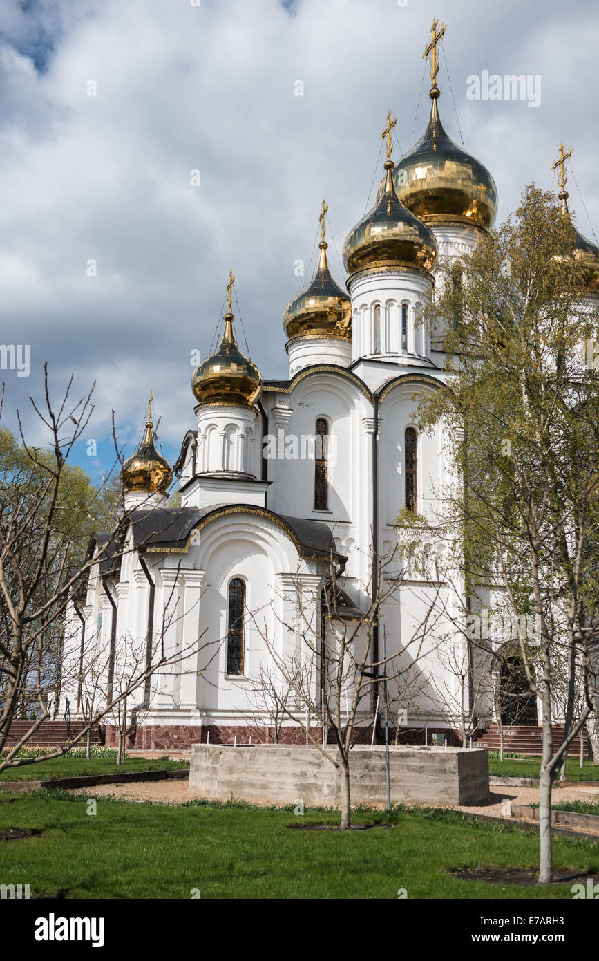 Saint Nicholas (Nikolsky) cattedrale dalla molla di punto di vista giardino. Pereslavl-Zalessky, Russia Foto Stock