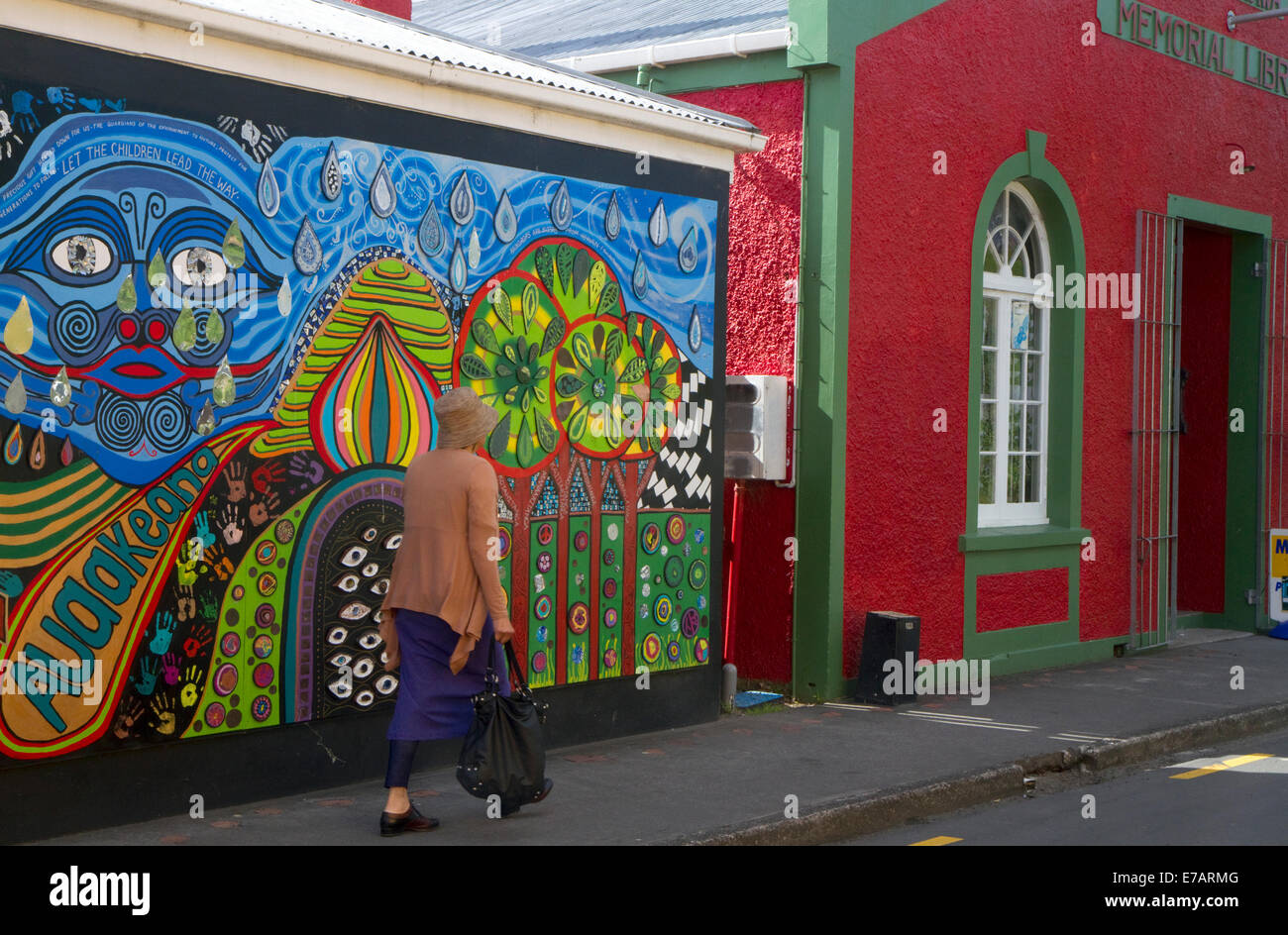 Murale dipinto sul Kawakawa Memorial Library la costruzione presso la città di Kawakawa, Isola del nord, Nuova Zelanda. Foto Stock