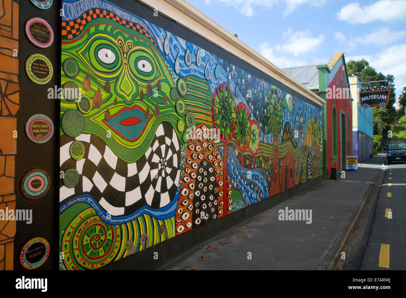 Murale dipinto sul Kawakawa Memorial Library la costruzione presso la città di Kawakawa, Isola del nord, Nuova Zelanda. Foto Stock